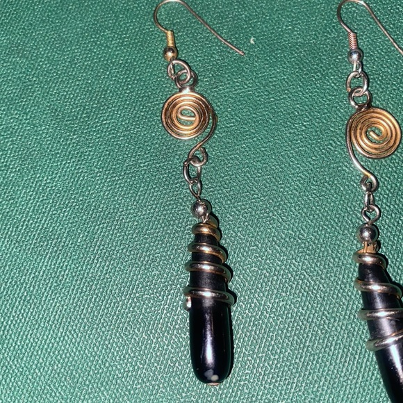 Vintage gold string and resin earrings - Picture 2 of 4